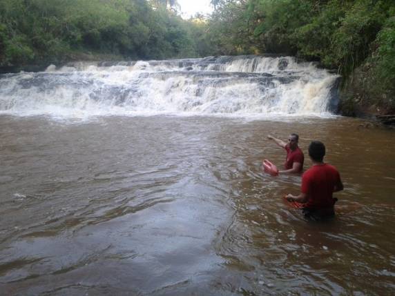 Criança brincava na beira do Rio Santa Bárbara e caiu dentro da água