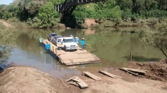 Embarcação 

particular liga Mata a São Pedro do Sul e suporta carros, caminhões pequenos e ônibus