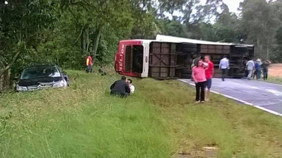 Um ônibus tombou sobre um automóvel por volta das 19he15min desta quinta-feira