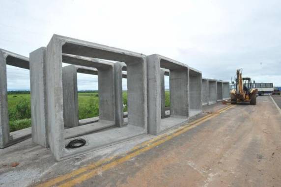Obra continua em ritmo acelerado e já está perto de outra margem da 

ponte