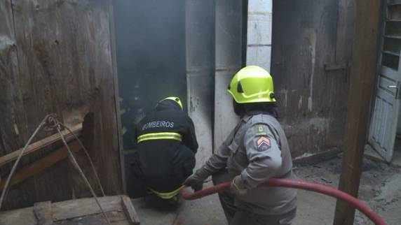 Chamas começaram por volta das 6h30 desta segunda no subsolo da loja