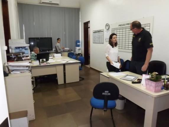 Documentos sendo buscados pela promotora Bruna