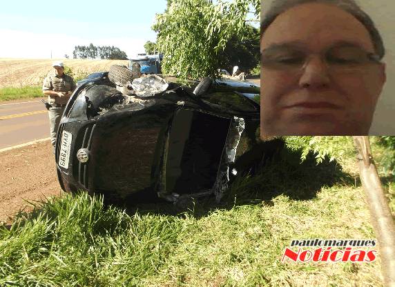 O motorista de um Spacefox capotou o veículo depois de bater em uma árvore