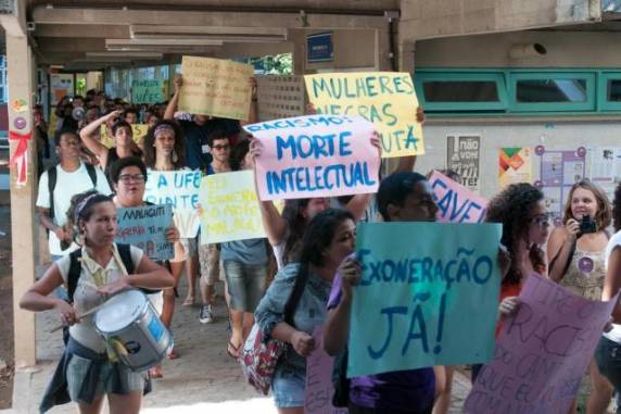 Estudantes realizaram 

protesto em frente à Ufes na capital Vitória