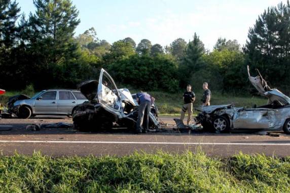 Acidente aconteceu pouco antes das 3h deste domingo no quilômetro 22 da rodovia