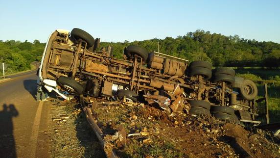 Condutor de caminhão carregado de leite não conseguiu contornar o trevo na BR 

392, em Cerro Largo, colidiu no guard-rail e acabou capotando às margens da rodovia