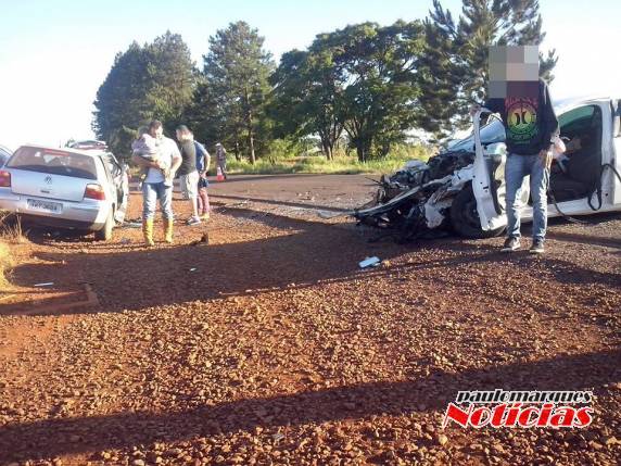 Dois automóveis colidiriam por volta das 8he30min deste 

domingo (16)