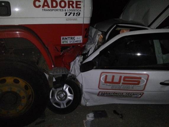 Dois veículos colidiram na BR-290, na madrugada desta segunda