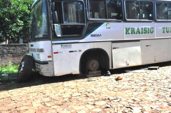 Mecânico trabalhava debaixo do rodado dianteiro do ônibus quando o veículo caiu sobre o corpo do rapaz