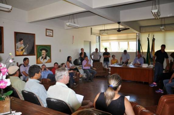 Protesto impediu o funcionamento da Prefeitura na segunda-feira 

(17)