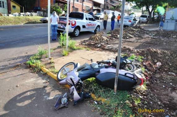 Motocicleta teve danos de grande monta. Acidente ocorreu na 

rotatória entre as ruas das Chácaras e Flores da Cunha, no bairro Tiaraju