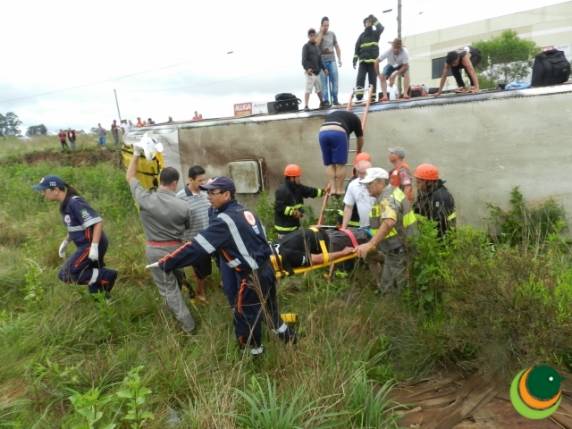 No 

ônibus estavam 15 passageiros, sendo que cinco sofreram ferimentos leves e precisaram ser socorridos até os hospitais