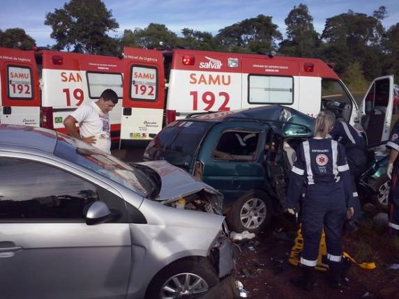 Vítima, de 46 anos, estava na carona do carro conduzido pelo filho