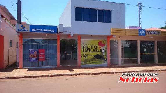 Dois assaltantes renderam uma funcionária e um 

cliente