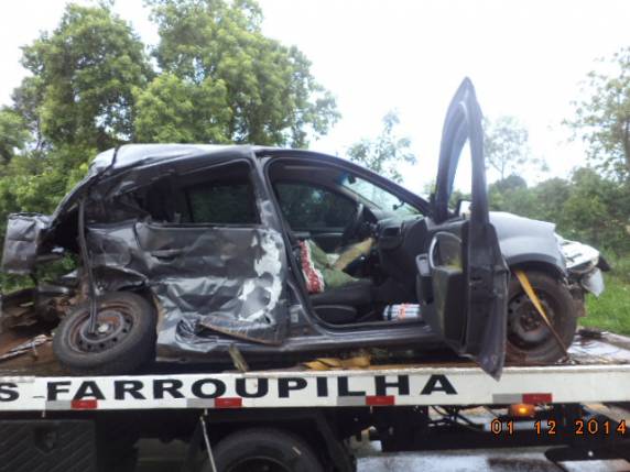 As duas não resistiram aos ferimentos depois de baterem frontalmente com o automóvel em um caminhão
