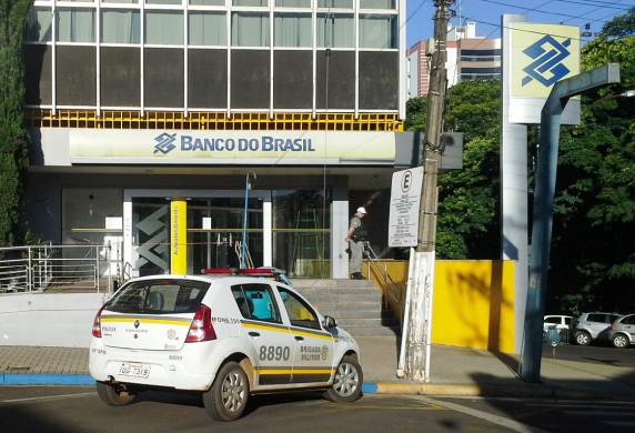 Brigada Militar e Polícia Civil estão na agência do BB investigando o caso. A 

quantia de dinheiro levada pelos ladrões não foi revelada