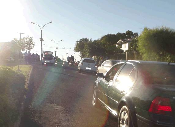 Enquanto atravessava a via pública o homem foi colhido 

por uma moto