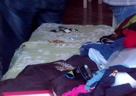 O casal foi preso em casa, e com eles foram encontradas jóias 

de um relojoária que foi arrombada em Santo Ângelo