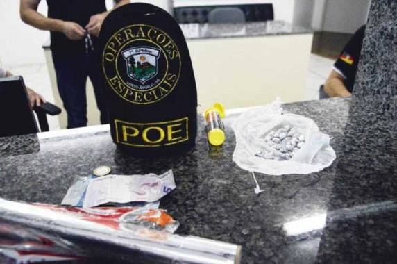 Além da droga, R$ 13 foram encontrados com o jovem, no Bairro Castelarim