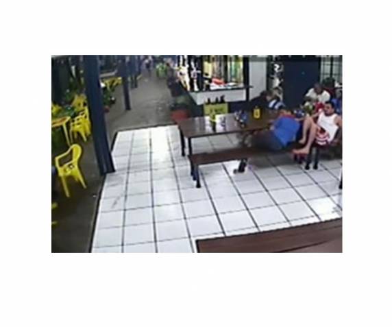 Cenas 

mostram momento em que três homens entram, e um abre fogo contra dezenas de pessoas. Quem tiver informações sobre supeitos pode ligar para os telefones 181 ou 8608-9998