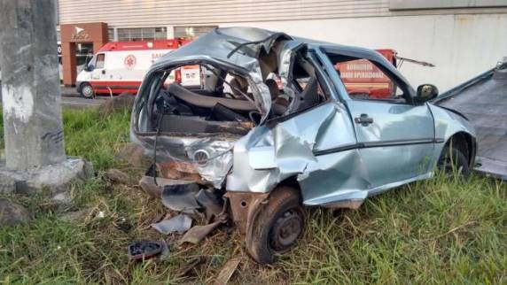 Motorista 

embriagado colidiu veículo contra um poste