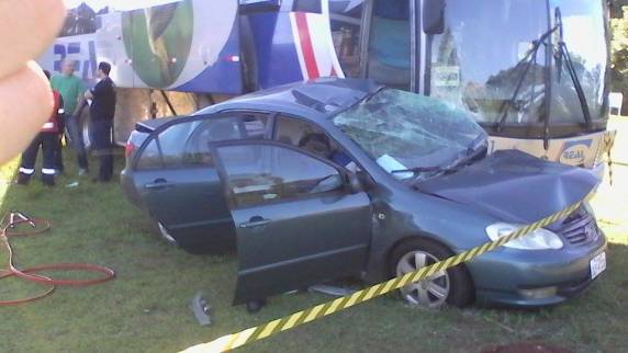 A colisão envolveu um automóvel e um ônibus