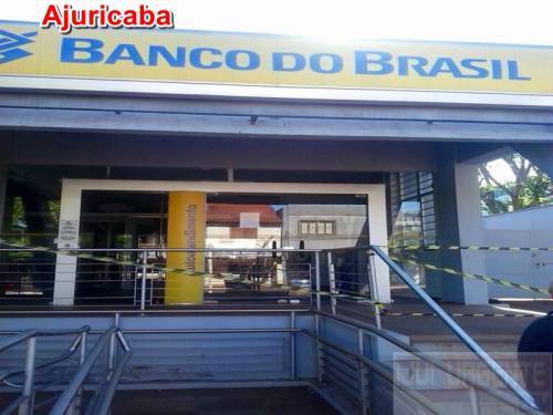 Com o uso de um maçarico os elementos abriram o equipamento e levaram o dinheiro