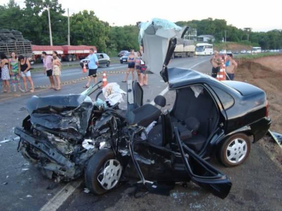 Filho do condutor de um carro que entrou na pista contrária morreu no local. Quatro pessoas ficaram feridas, uma em estado grave