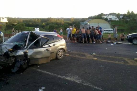 Filho do condutor de um carro que entrou na pista contrária morreu no local. Quatro pessoas ficaram feridas, uma em estado grave