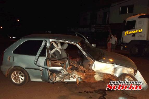 O condutor de um Gol bateu em uma carreta bitrem estacionada