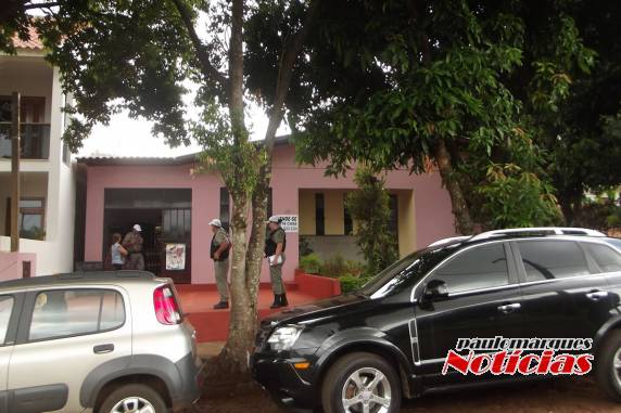 Um homem armado com uma faca rendeu o proprietário de um bar na Av. Avaí