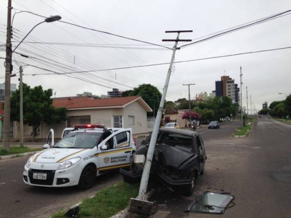 Kadett bateu em um poste de telefonia na Avenida Liberdade