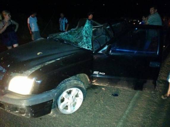 Caminhonete atingiu a traseira de um caminhão e teve parte frontal destruída