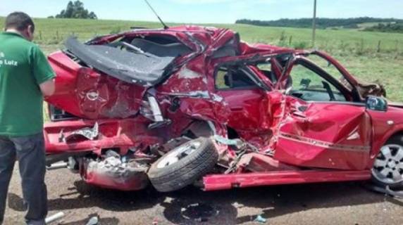 O motorista de um Astra não 

resistiu e morreu no local