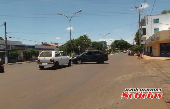 Veículos colidiram no cruzamento de vias, por volta das 13he50min desta segunda-feira (15)