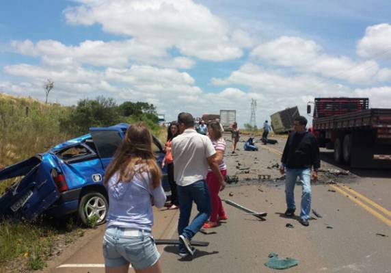 Colisão entre carro e caminhão foi por volta das 13h