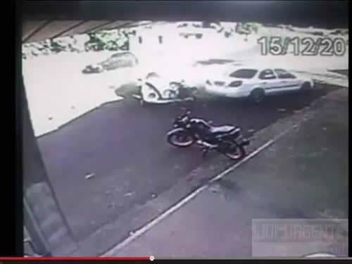 Assista um vídeo que mostra o momento da colisão