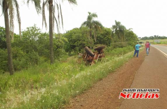 Uma 

patrola da empresa SEPA de Santa Rosa, tombou na BR 472 próximo ao trevo de Três de Maio, em direção a Boa Vista do Buricá