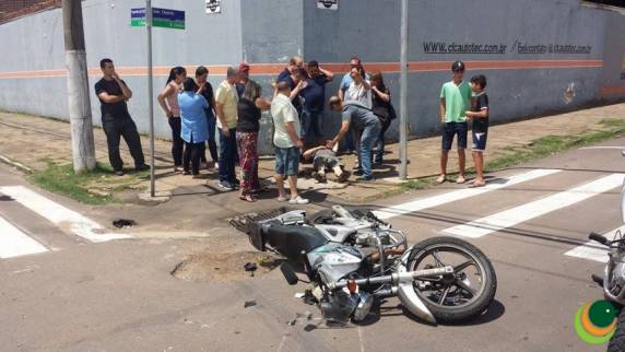 Com o impacto da colisão, a vítima foi arremessada na calçada, 

sofrendo várias escoriações