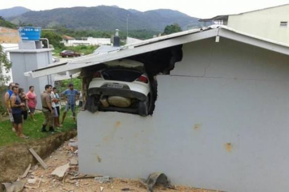Apesar do susto, ninguém se feriu na colisão registrada nesta quinta-feira