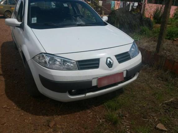 Ele pulou do carro em movimento e 

conseguiu fugir