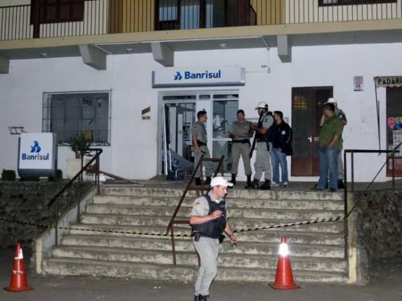 Agência do Banrisul de Barão foi alvo dos criminosos neste sábado (20)