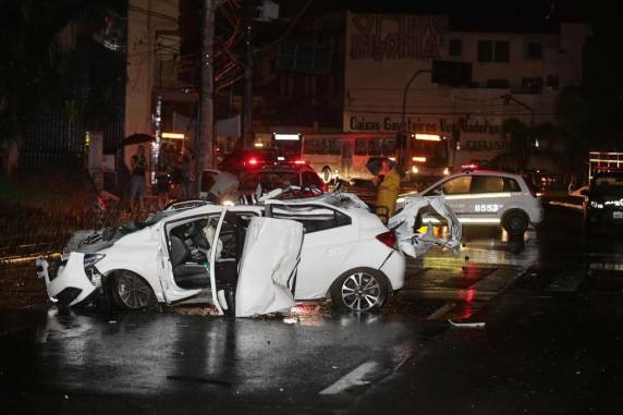 Homem aguardava ônibus e morreu com o choque, enquanto motorista foi levado ao Hospital 

Cristo Redentor em estado grave