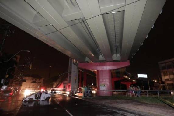 Homem aguardava ônibus e morreu com o choque, enquanto motorista foi levado ao Hospital 

Cristo Redentor em estado grave