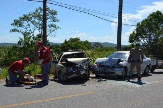 Colisão frontal foi 

registrada na SC-442, em Jaguaruna, na tarde deste sábado