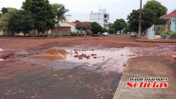 Moradores reclamam da demora em conclusão de obra da CORSAN