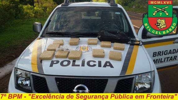 Em uma mochila eles carregavam 11 

tabletes de maconha
