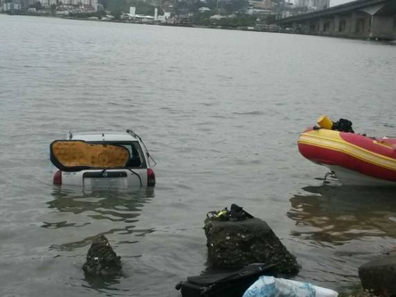 Veículo foi achado boiando nesta 5ª próximo da ponte Pedro Ivo Campos