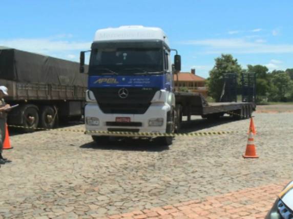 Fato ocorreu por volta do meio-dia desta quinta-feira, no pátio de um posto de gasolina
