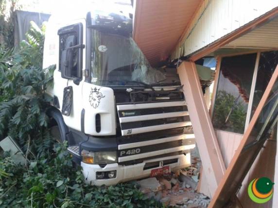 Foram registrados danos de grande monta na carreta e também na casa, porém ninguém ficou ferido